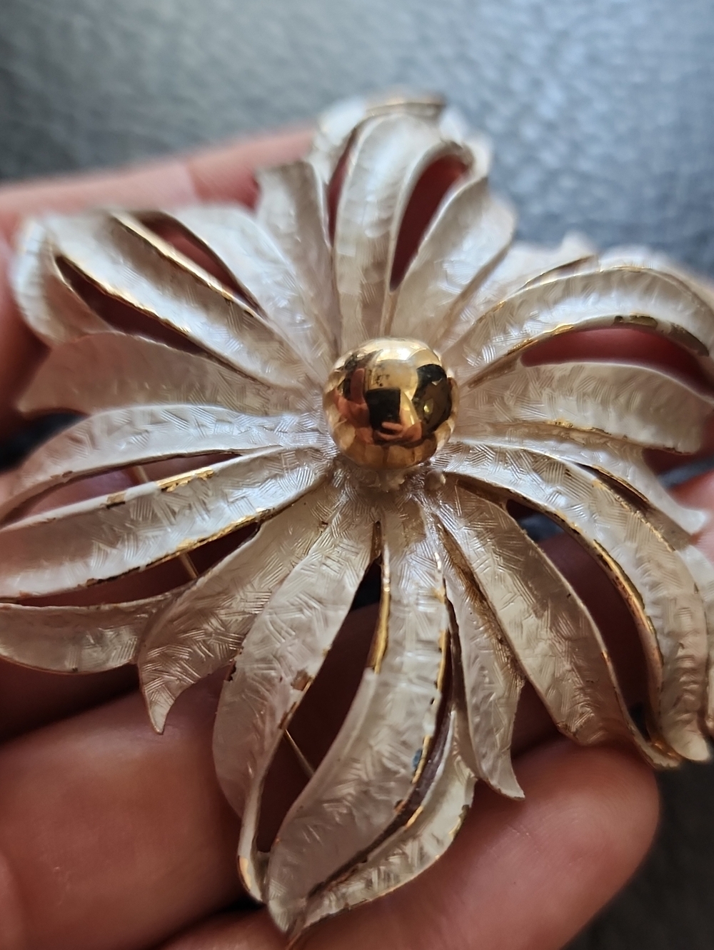 VTG Celebrity Gold and White Floral Brooch - Elegant Women's Jewelry